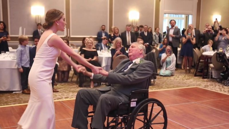 「我們約好一起跳舞」　美新娘牽腦癌父手　與輪椅起舞感動網民