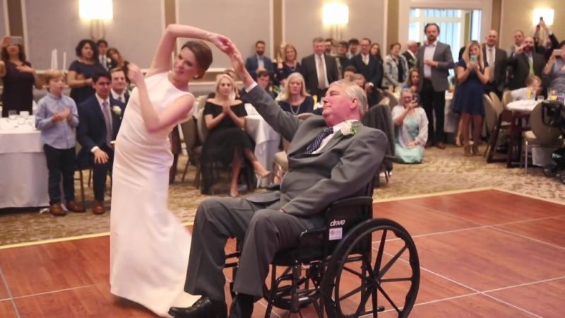 「我们约好一起跳舞」　美新娘牵脑癌父手　与轮椅起舞感动网民