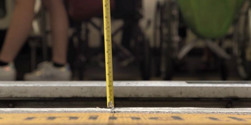 現場所見，輕鐵離月台的高度達5厘米，但劉啟東的「挑車」高度僅有一吋，所以他未能成功上車