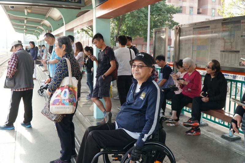 劉啟東於洪水橋站等待兩班車才能上車