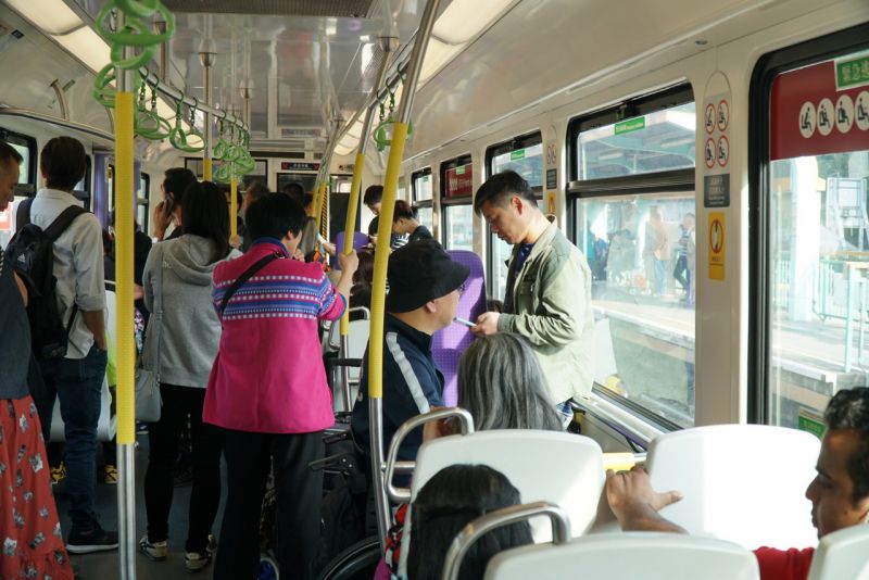 除了月台高低不平，劉啟東說輕鐵經常擠滿人也令他難以上車