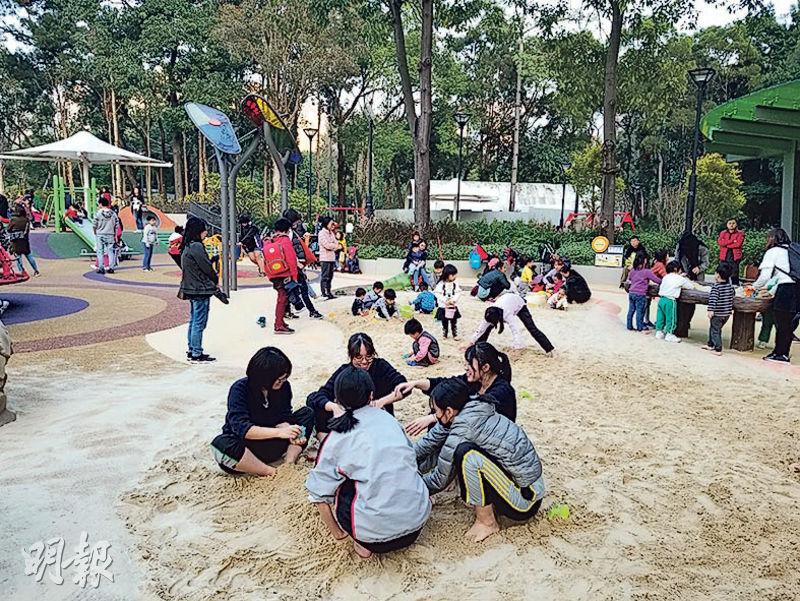 玩沙掘蛋——儿童可在「猎蛋乐园」内的沙池和沙枱玩沙「掘蛋」，既可发挥想像力，亦可促进小朋友间互动交流