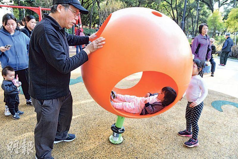  摇摆旋转球——这个摇摆旋转球，对一般孩子来说，是有趣的玩意；而对有特殊需要的小朋友而言，就是一个安静或小休的空间