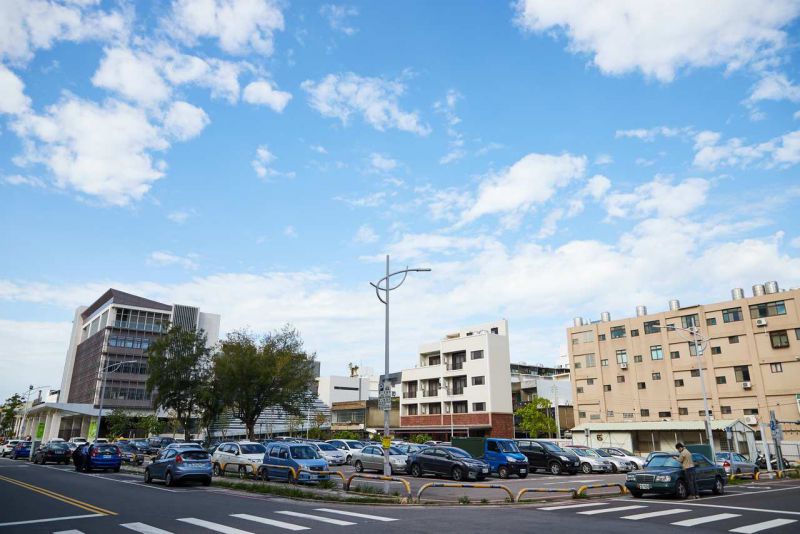 香山区长期来缺乏室内运动空间，新竹市府今年获得教育部体育署通过1.4亿元兴建香山运动中心，以「全龄化」与「共融」为核心理念，设计轮椅运动适宜的场馆