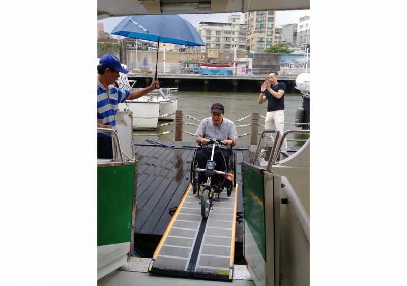 航港局推動海運友善環境 輪椅搭船真好行