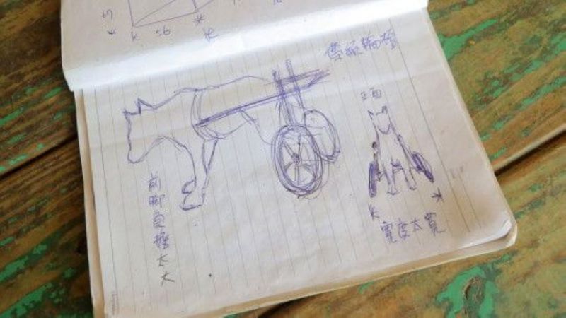 潘杰於２００８年製作首台輪椅車，就只是用木頭做，能勉強把狗身體撐起