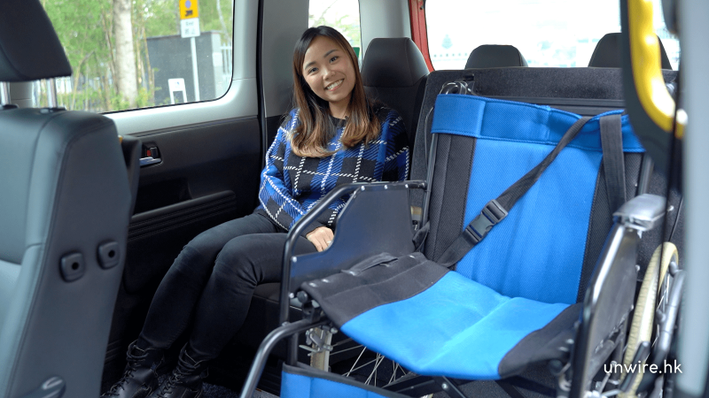 摺起座椅後可以擺放整架輪椅，娜姐亦可舒適坐在旁邊