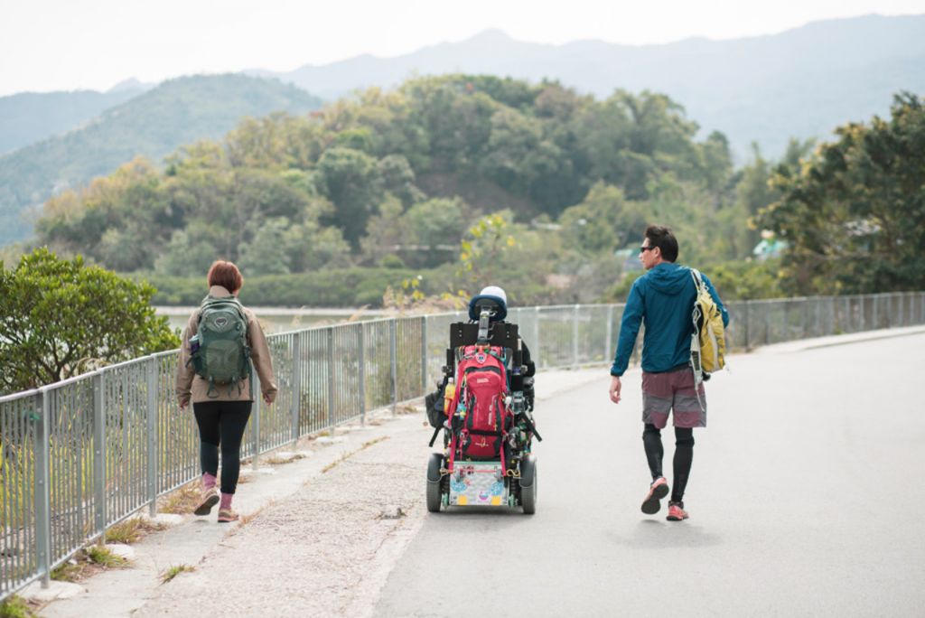 相隔多年，嘉敏終於可以在輪椅上再次體驗到行山樂趣