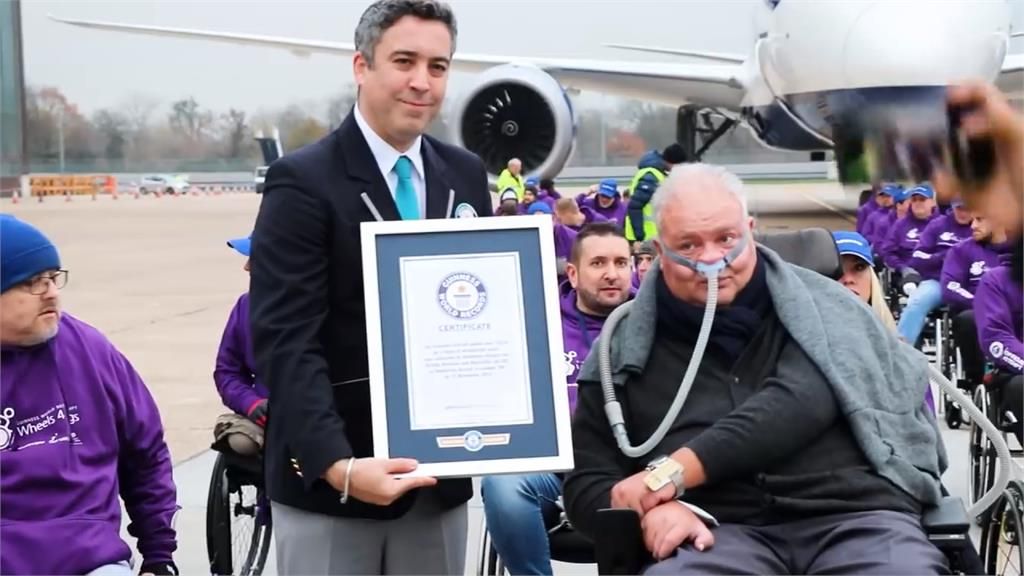 坐輪椅拖飛機 近百位殘疾人士寫世界紀錄
