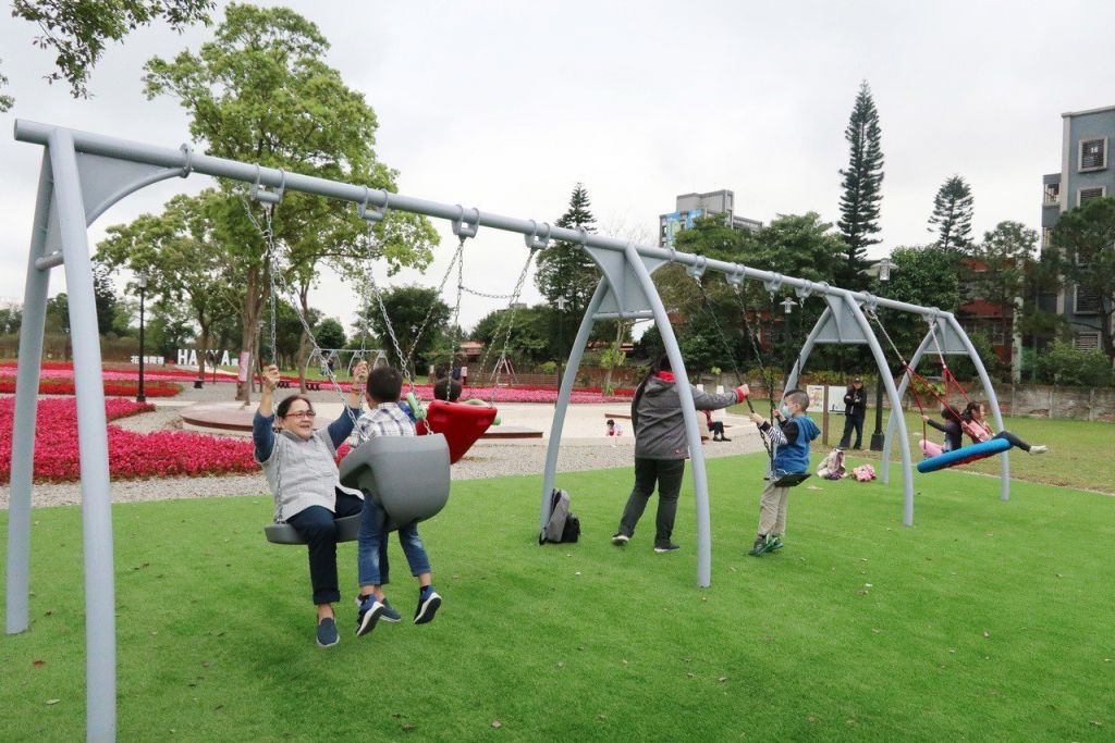 「花舞霄裡」公園可見親子鞦韆、座椅式鞦韆、平板式鞦韆、鳥巢式鞦韆等遊具，讓親子玩得盡興