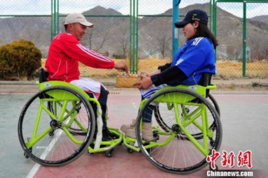 2月24日，西藏輪椅籃球隊春節、藏曆新年後首次訓練，隊員德吉央宗(右)向隊員們派送糖果