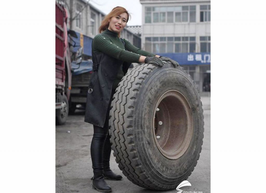 34岁的张霞和丈夫在济南共同经营轮胎生意14年了