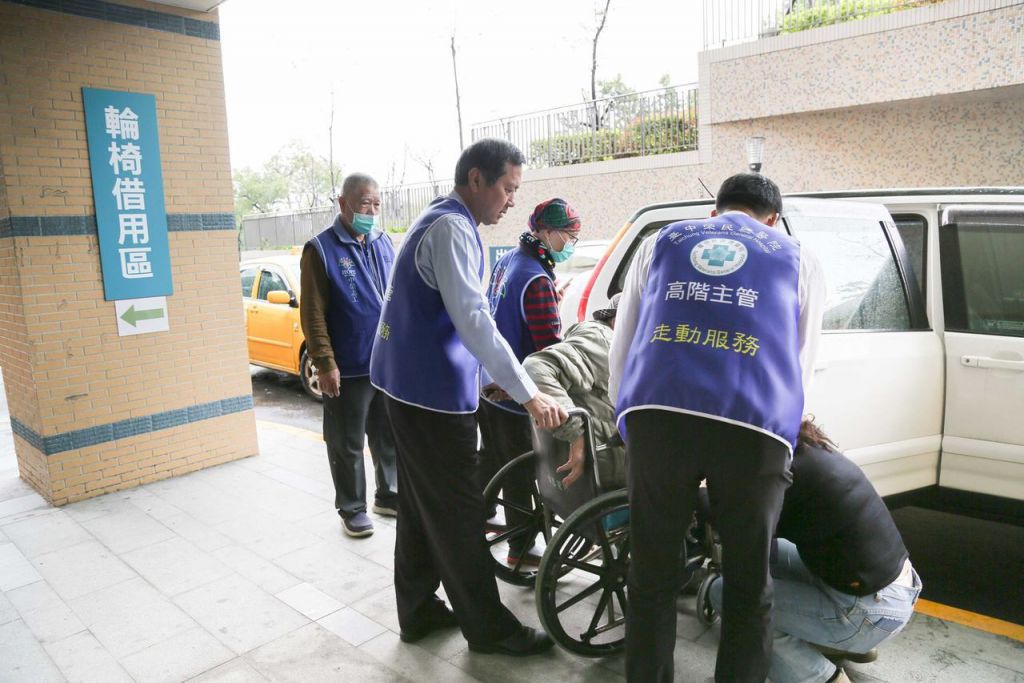 台中荣总院长亲自为患者推轮椅 民众叫好：接地气