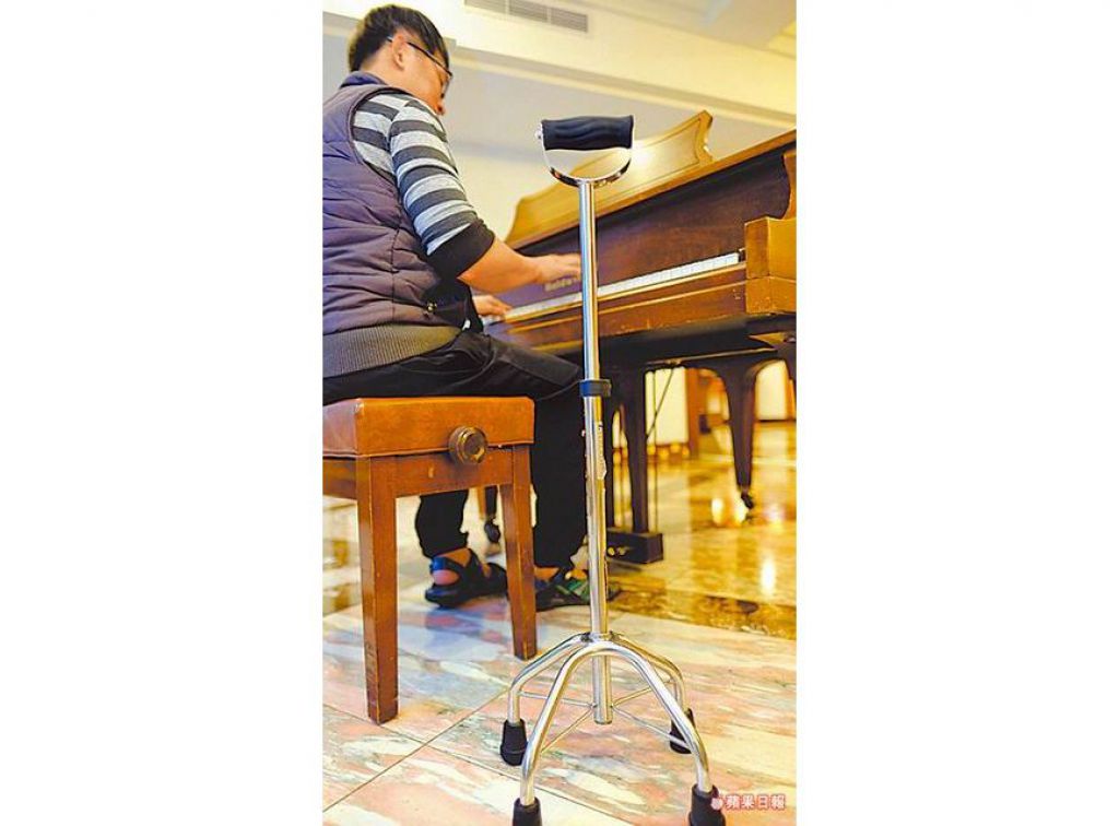 经过长期复健后，吴坤颖能用助步器短暂行走