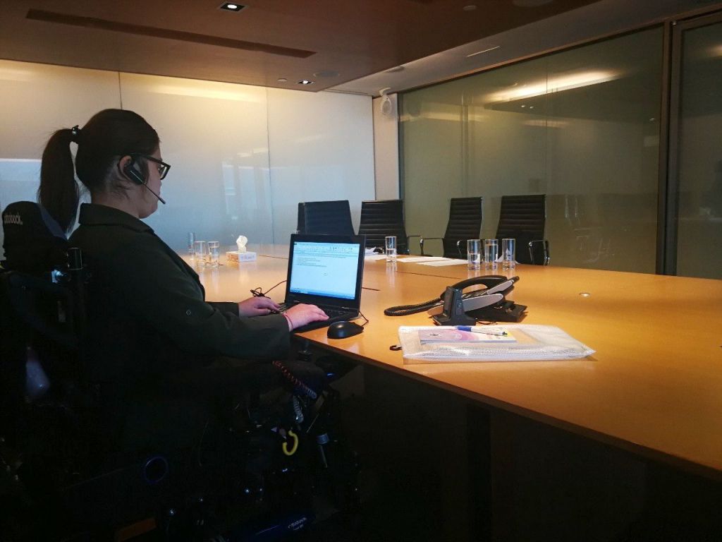 鄧曉恩今年24歲，目前從事人力資源工作，她平時坐在輪椅上工作