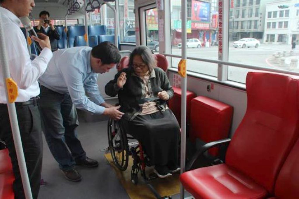 花莲客运砸5千万添购无障碍车辆 打开轮椅族旅行版图