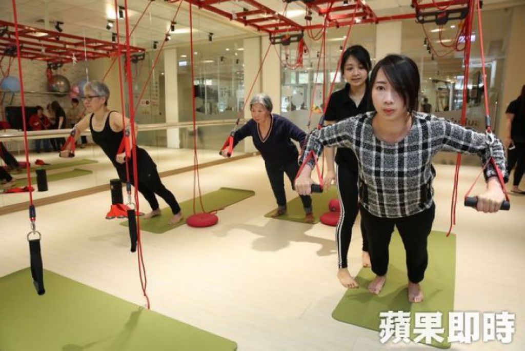 「Sunvis阳光活力中心」的会员年龄从16岁到96岁都有，图为最特别的「红绳教室」，红绳悬吊运动可改善姿势、平衡及协调能力