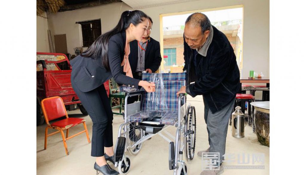 临渭区7名特殊儿童收到了新轮椅