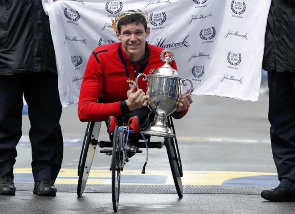 波士顿马拉松赛男子轮椅组第一名由来自美国的Daniel Romanchuk拿下