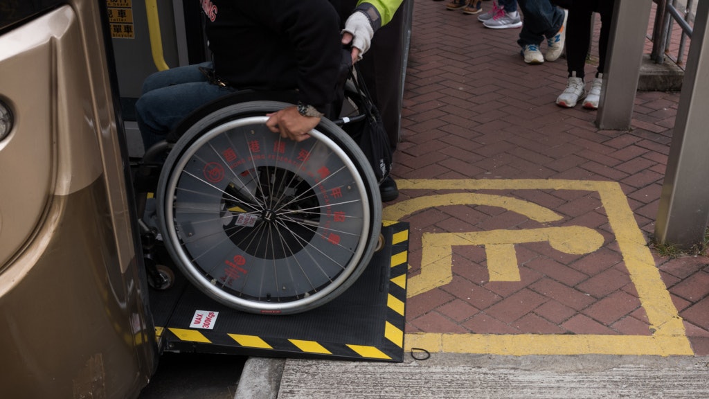 【双轮椅位巴士】全港240架　轮椅人士批车身冇标志、App欠提示　