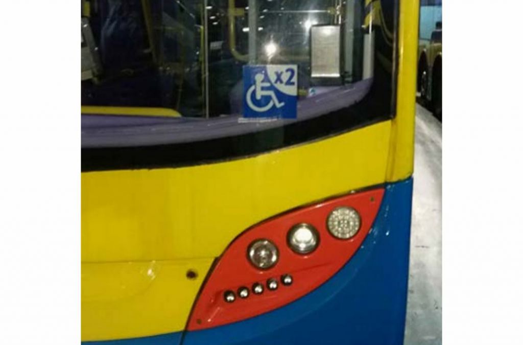 新巴城巴回覆时则指，于今年三月已陆续在双轮椅位巴士的挡风玻璃张贴标志
