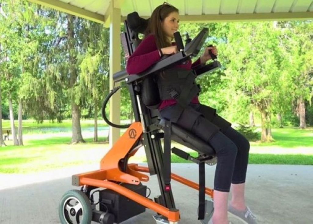 潮流创意：全能电动轮椅　助残疾人士灵活移动