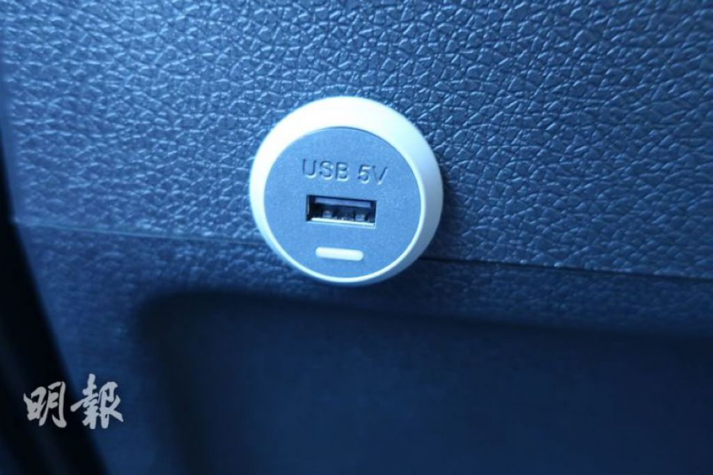新巴士座位设置USB充电插头