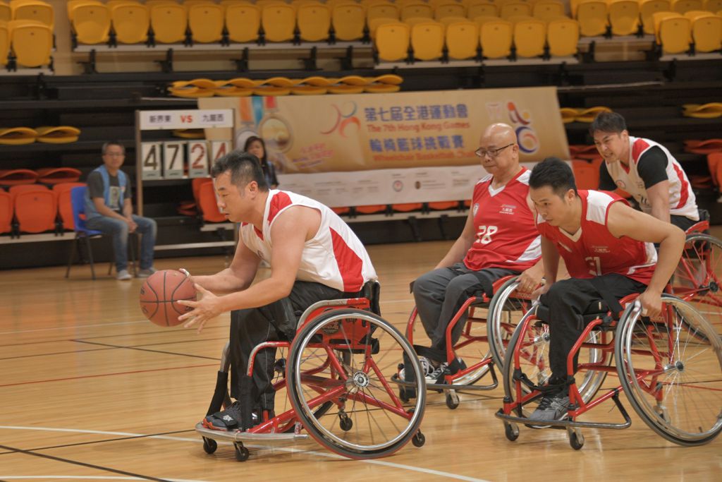 新界東(白衫)於四強賽迎戰九龍西(紅衫)。處於劣勢的九龍西換邊後奮力緊追，雖有表現回勇的楊國富(17號)及余俊延合力轟入18分，但新界東多次突破對手防線及成功策動攻勢，終以57:34勝出。