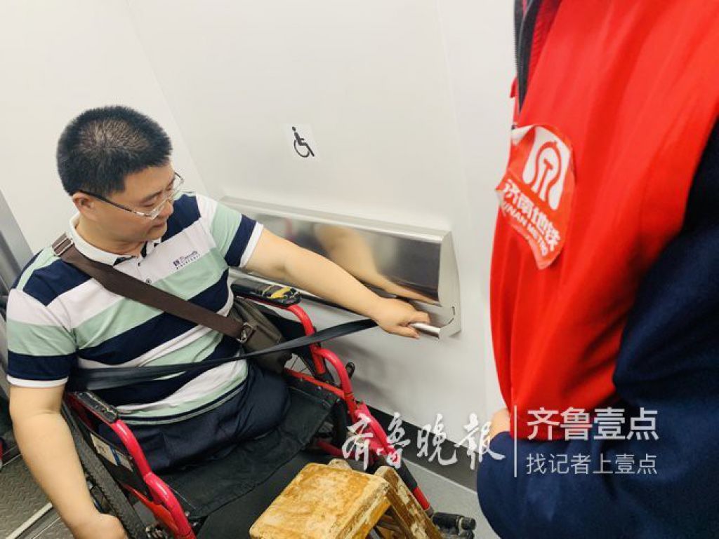 残疾人代表吴洪飞体验济南地铁1号线的无障碍