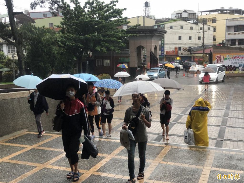 国中会考今天登场，南投县今天凌晨起大雨滂沱，考生及陪考家长只能大雨中赶考