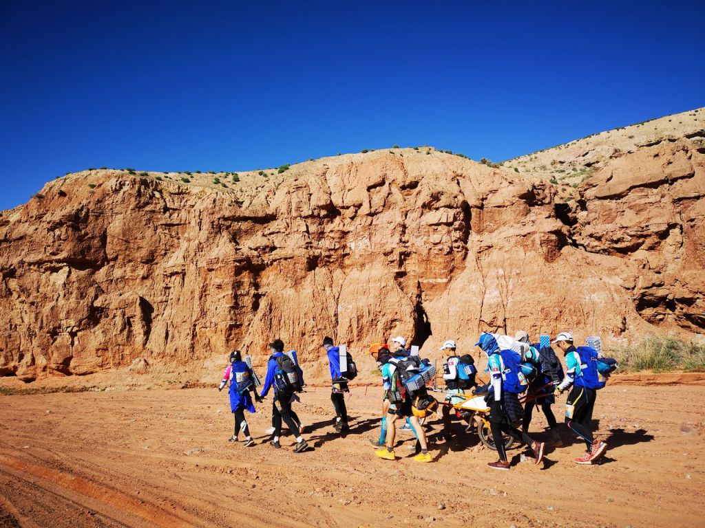 去年9月，卢俊贤带领逾40名伤健人士到戈壁沙漠完成马拉松赛事
