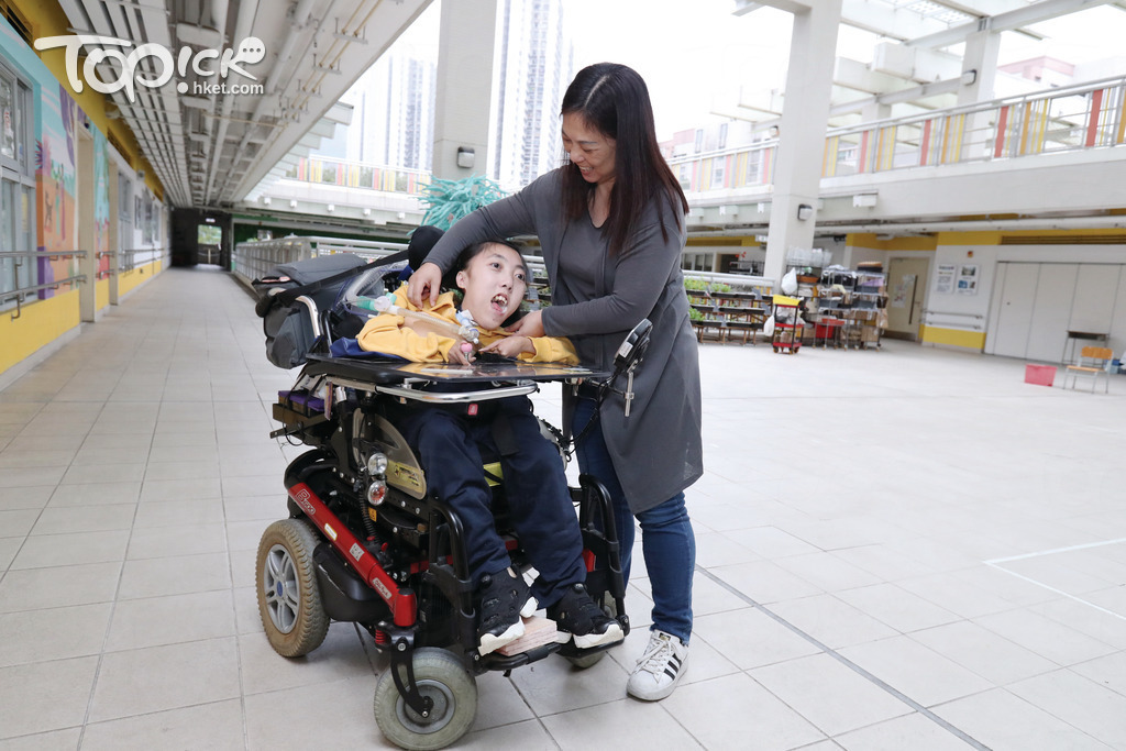 肌肉萎縮症患者胡蕊珺身體不能動，靠2隻可動的手指控制電動輪椅