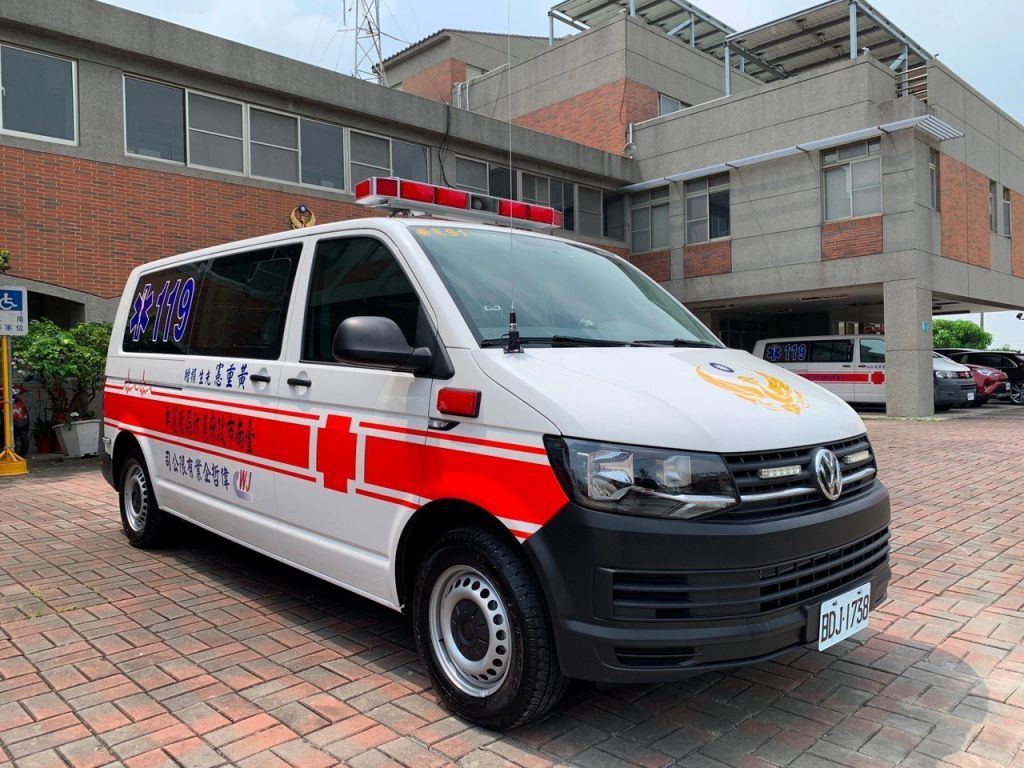 台南偉哲企業捐贈260萬元救護車 回饋社會