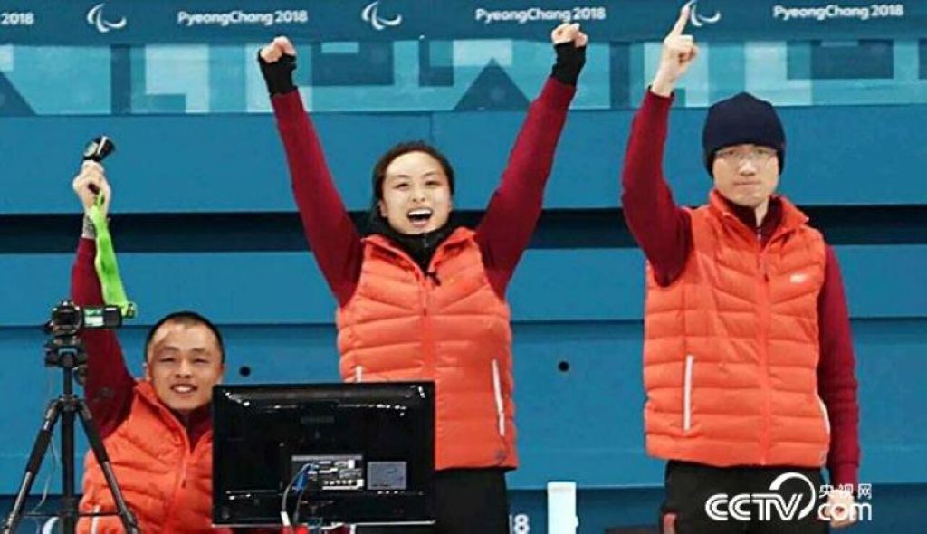 2018平昌冬残奥会中国轮椅冰壶队夺冠（李建锐右一）