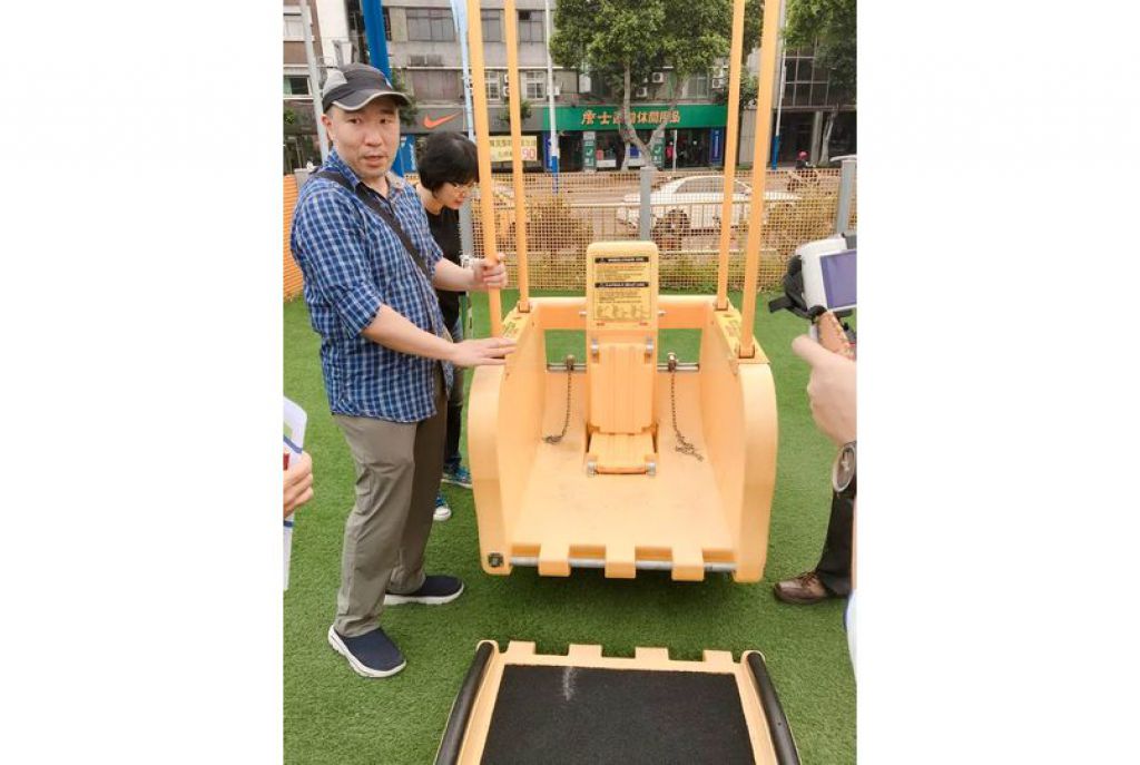 台中市府推動友善共融公園，今年度共盤點規畫33座公園，為讓輪椅者體驗鞦韆樂趣，引進「輪椅鞦韆」