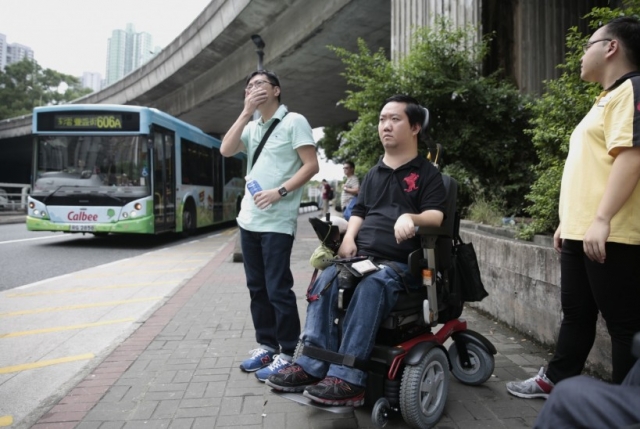 上车位置设于鲤鱼门道，咫尺之外就是马路，安全成疑