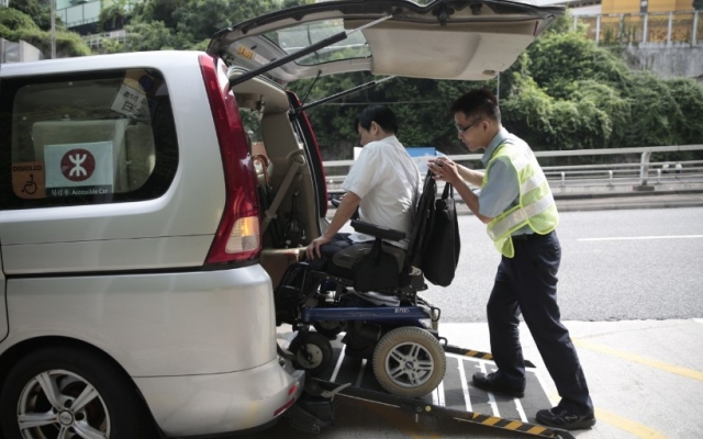 港铁蓝田站轮椅接驳车