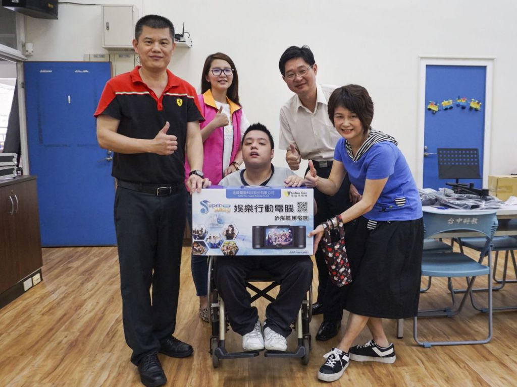 網銀基金會攜手金嗓電腦 助輪椅歌王唱出未來