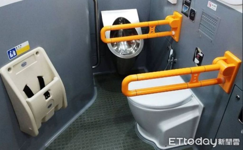 多功能厕所也增设幼儿座椅