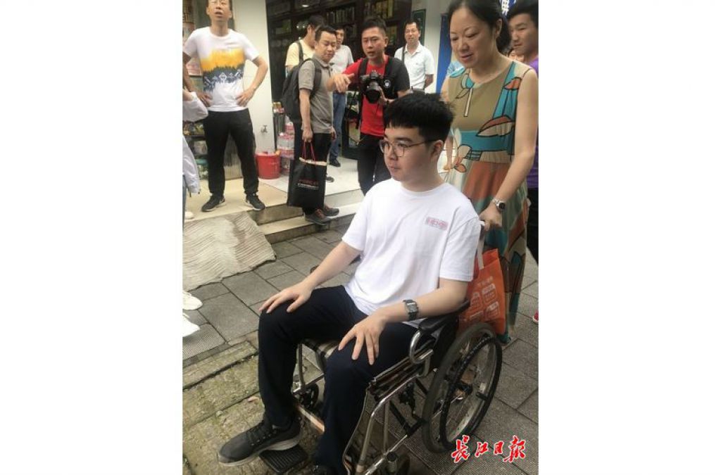 武漢“輪椅考生” 信心滿滿，跟命運搏鬥了16年