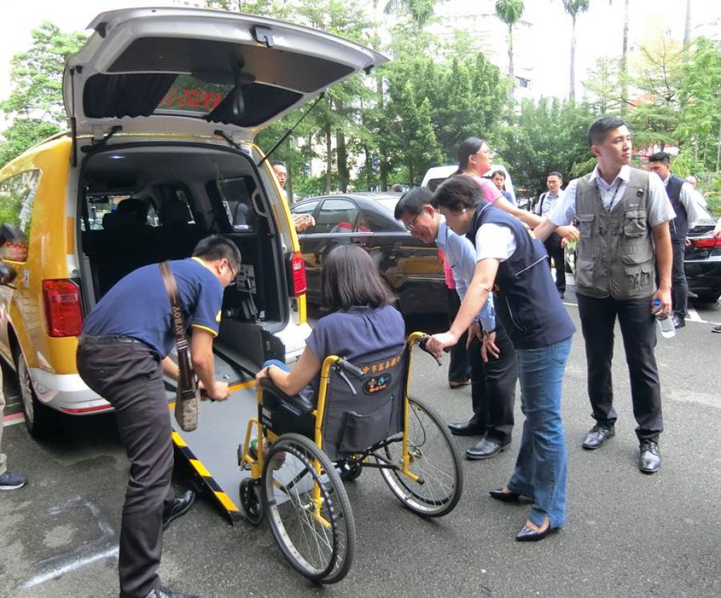 台中市推动通用计程车，车型均为厢型车，可搭载一部轮椅，斜坡板或升降式设计可让司机协助从后门推轮椅上车