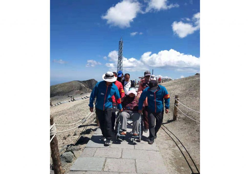 感谢信曝暖心故事长白山景区工作人员抬轮椅帮87岁老奶奶观天池