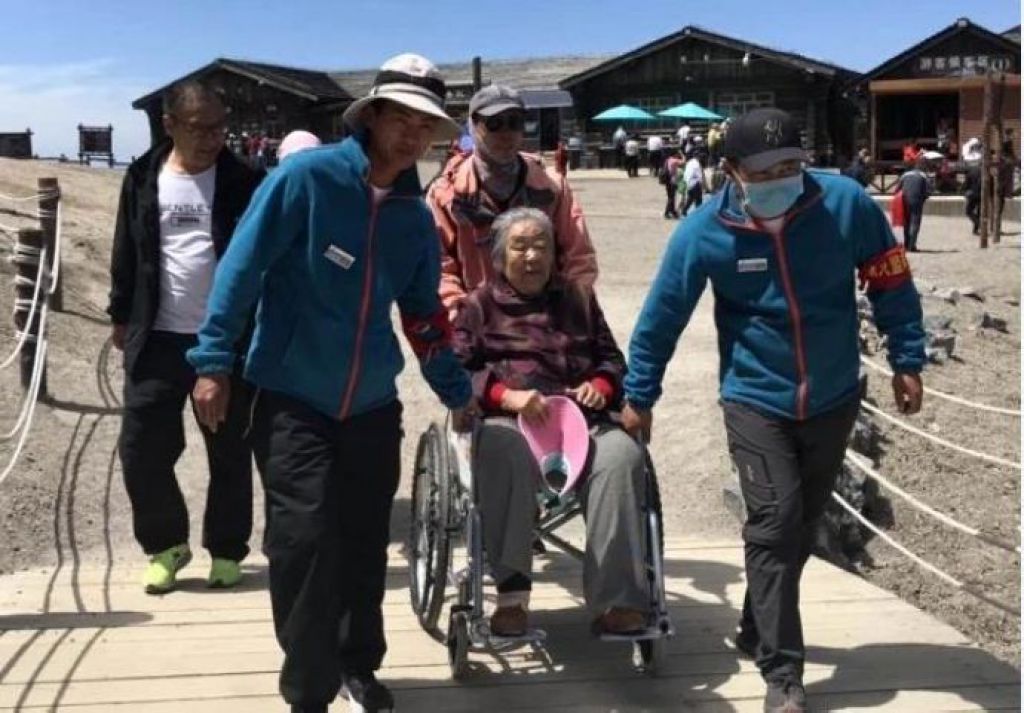 感谢信曝暖心故事长白山景区工作人员抬轮椅帮87岁老奶奶观天池