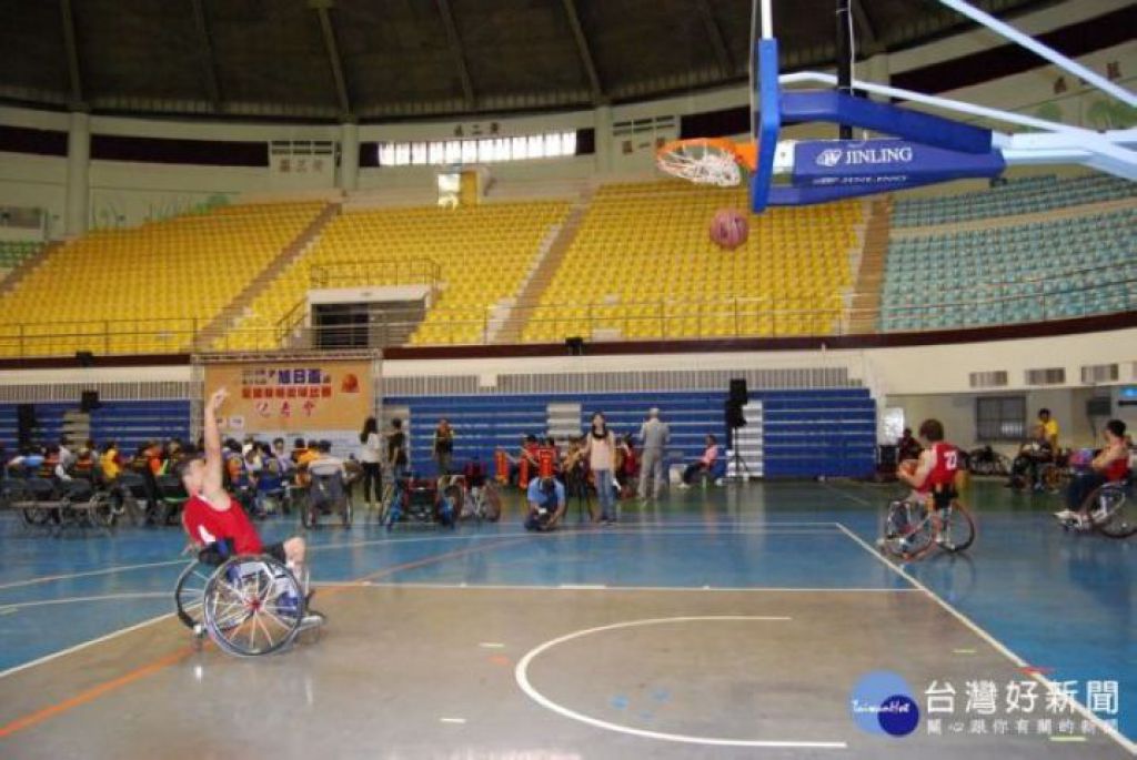 選手們雖然肢體不便坐在輪椅上投籃仍然不含糊