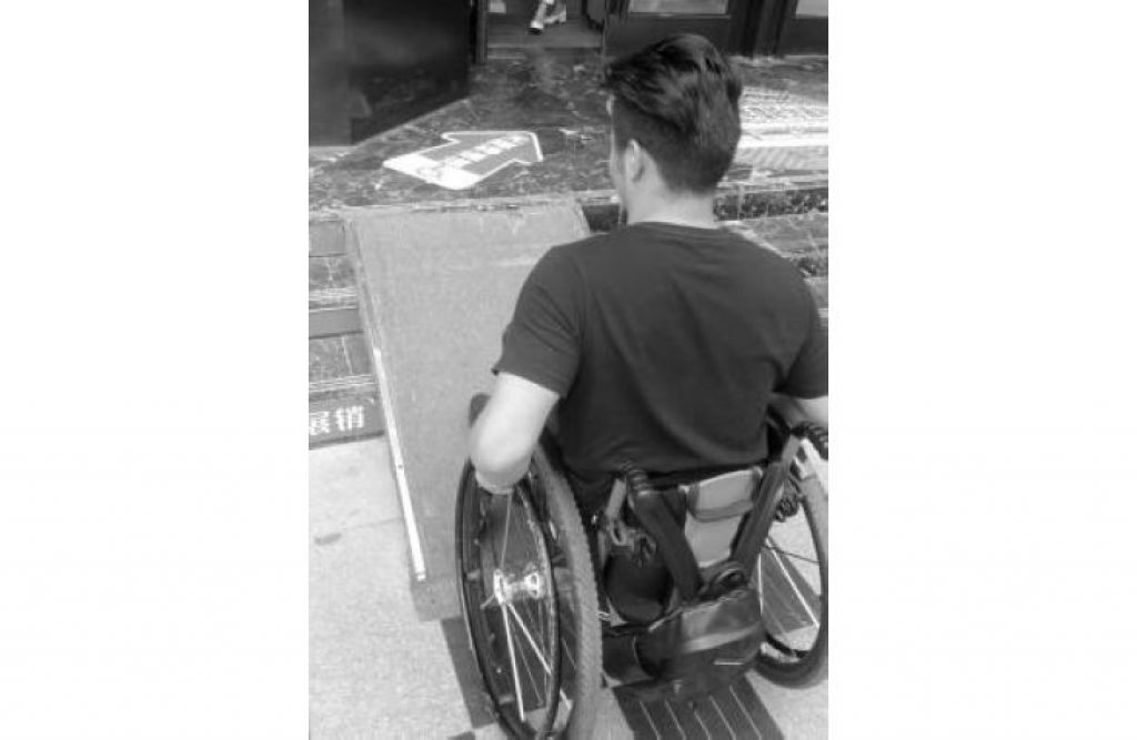 無障礙通道又窄又陡，輪椅很難上去