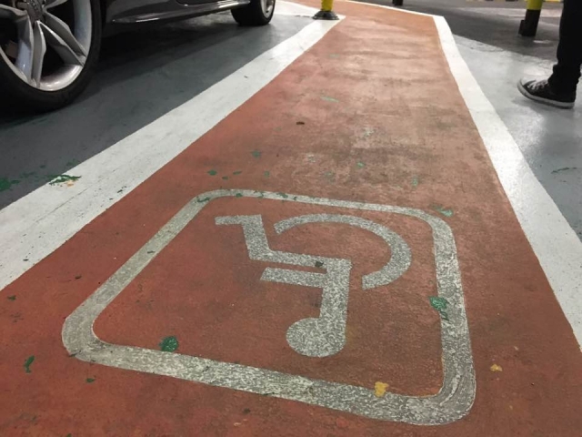 4) 零指示牌　難覓無障道