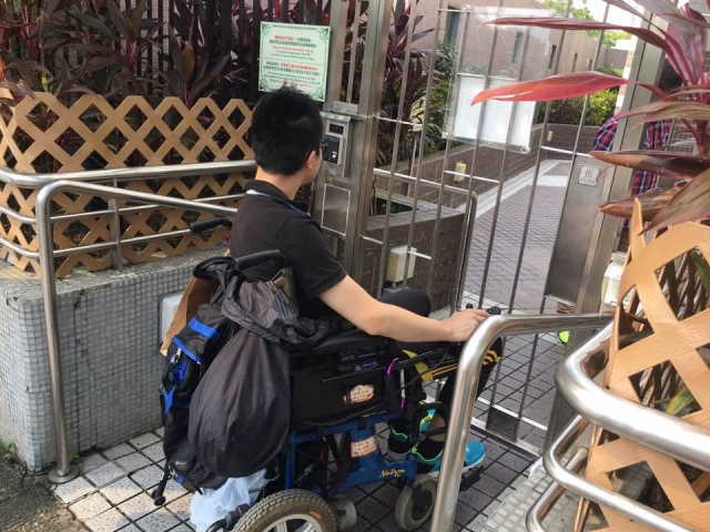 無障通道滿障礙　輪椅人士：對我們來說平路都是崎嶇