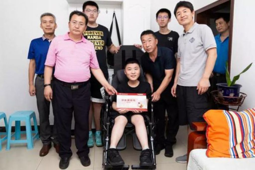 轮椅上重症少年被首经贸录取他的故事为何如此感人