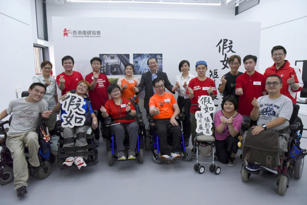 香港伤健协会主席何永煊（后排5）与参与是次展览的会员合照