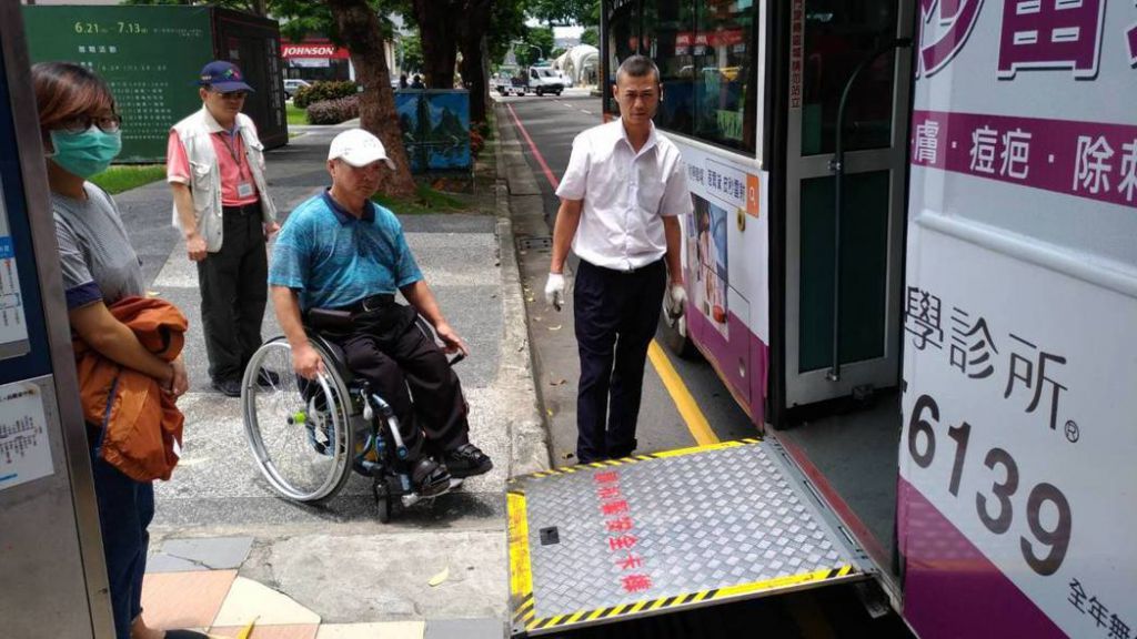 台中市推動健康就診公車，把經過主要醫院的公車路線，2年內以低底盤或有油壓式升降設備的無障礙巴士數量，提高到9成以上